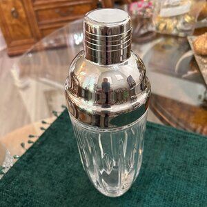Glass cocktail shaker with strainer